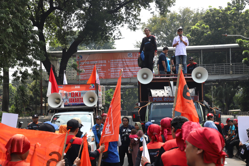 Ratusan buruh gelar aksi demo tolak PHK massal buruh tekstil dan jasa kurir Pos Indonesia (Ashar/SinPo.id)