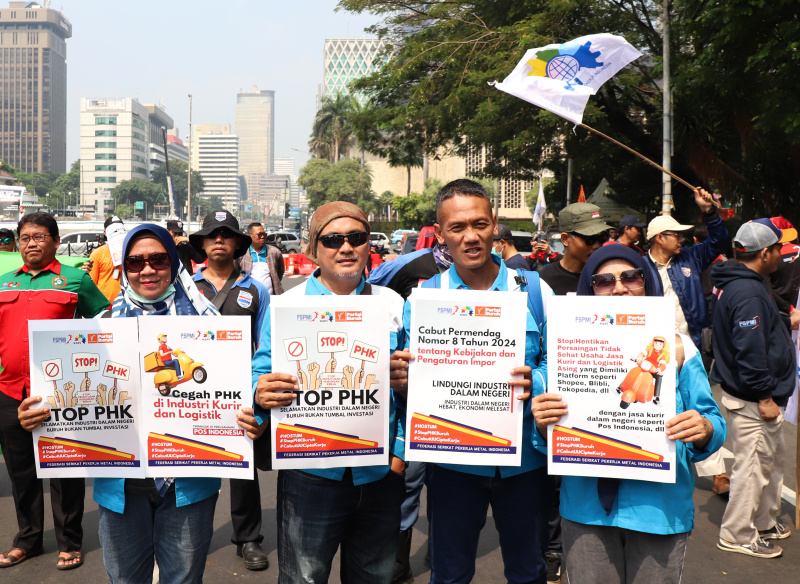 Ratusan buruh gelar aksi demo tolak PHK massal buruh tekstil dan jasa kurir Pos Indonesia (Ashar/SinPo.id)