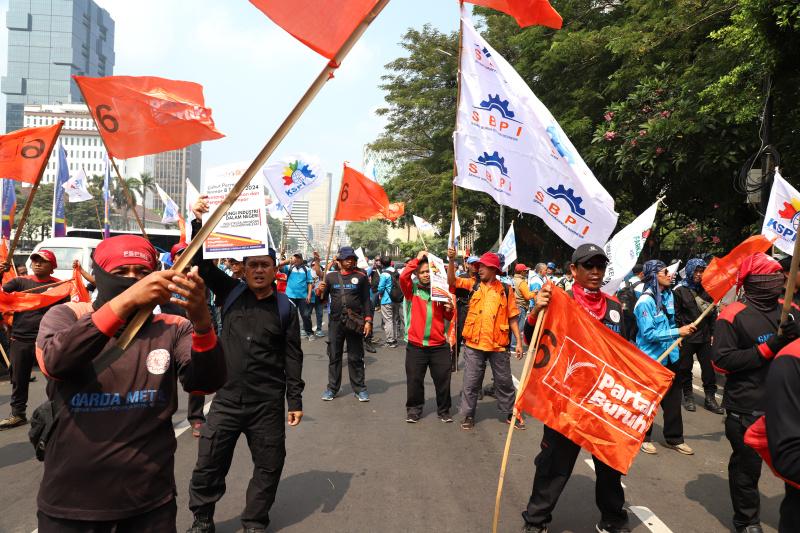 Ratusan buruh gelar aksi demo tolak PHK massal buruh tekstil dan jasa kurir Pos Indonesia (Ashar/SinPo.id)