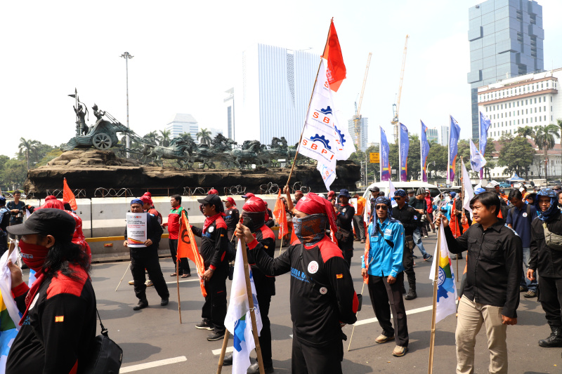 Ratusan buruh gelar aksi demo tolak PHK massal buruh tekstil dan jasa kurir Pos Indonesia (Ashar/SinPo.id)