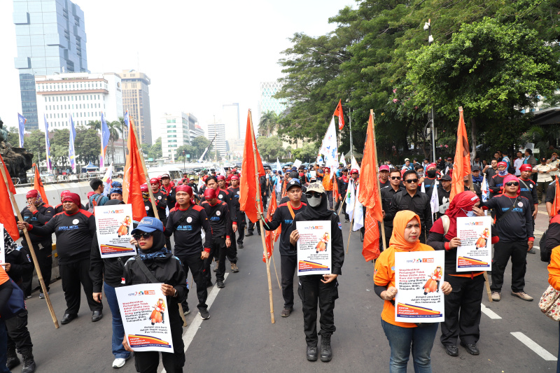 Ratusan buruh gelar aksi demo tolak PHK massal buruh tekstil dan jasa kurir Pos Indonesia (Ashar/SinPo.id)