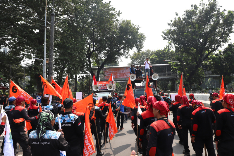 Ratusan buruh gelar aksi demo tolak PHK massal buruh tekstil dan jasa kurir Pos Indonesia (Ashar/SinPo.id)