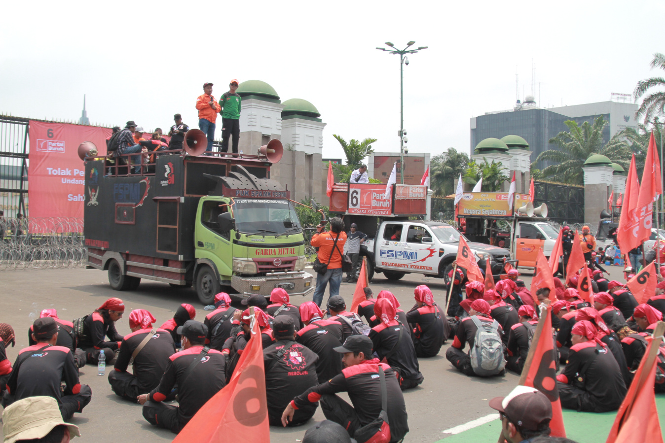 Ratusan buruh gelar aksi demo tolak UU Cipta Kerja di depan Gedung DPR RI (Ashar/SinPo.id)