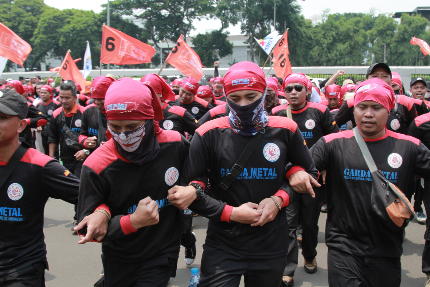 Ratusan buruh gelar aksi demo tolak UU Cipta Kerja di depan Gedung DPR RI (Ashar/SinPo.id)