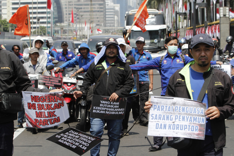 Ribuan buruh gelar aksi demo di patung kuda menuntut cabut kembali UU Cipta Kerja (Ashar/SinPo.id)