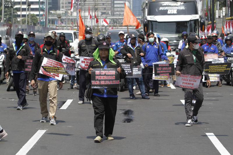 Ribuan buruh gelar aksi demo di patung kuda menuntut cabut kembali UU Cipta Kerja (Ashar/SinPo.id)