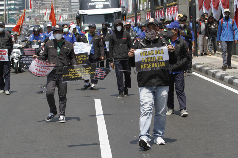 Ribuan buruh gelar aksi demo di patung kuda menuntut cabut kembali UU Cipta Kerja (Ashar/SinPo.id)