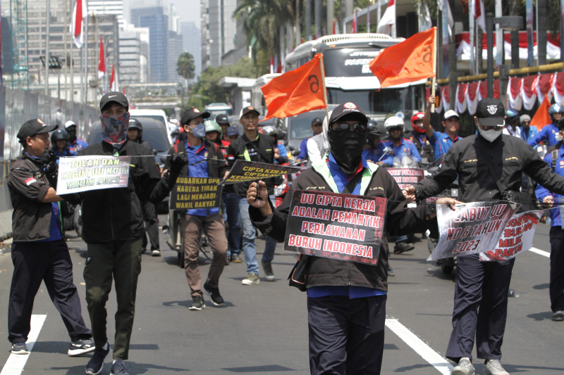 Ribuan buruh gelar aksi demo di patung kuda menuntut cabut kembali UU Cipta Kerja (Ashar/SinPo.id)