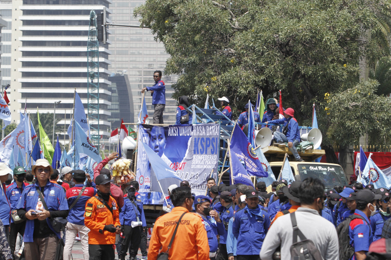 Ribuan buruh gelar aksi demo di patung kuda menuntut cabut kembali UU Cipta Kerja (Ashar/SinPo.id)