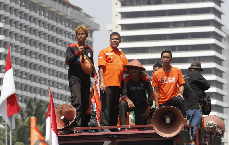 Ribuan buruh gelar aksi demo di patung kuda menuntut cabut kembali UU Cipta Kerja (Ashar/SinPo.id)