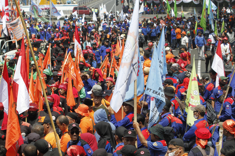 Ribuan buruh gelar aksi demo di patung kuda menuntut cabut kembali UU Cipta Kerja (Ashar/SinPo.id)