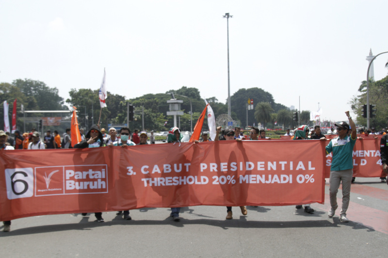 Ribuan buruh gelar aksi demo di patung kuda menuntut cabut kembali UU Cipta Kerja (Ashar/SinPo.id)