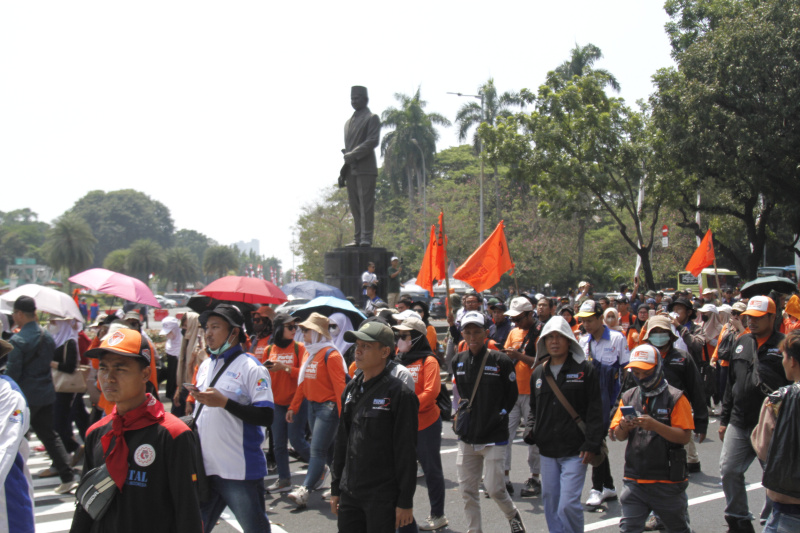 Ribuan buruh gelar aksi demo di patung kuda menuntut cabut kembali UU Cipta Kerja (Ashar/SinPo.id)