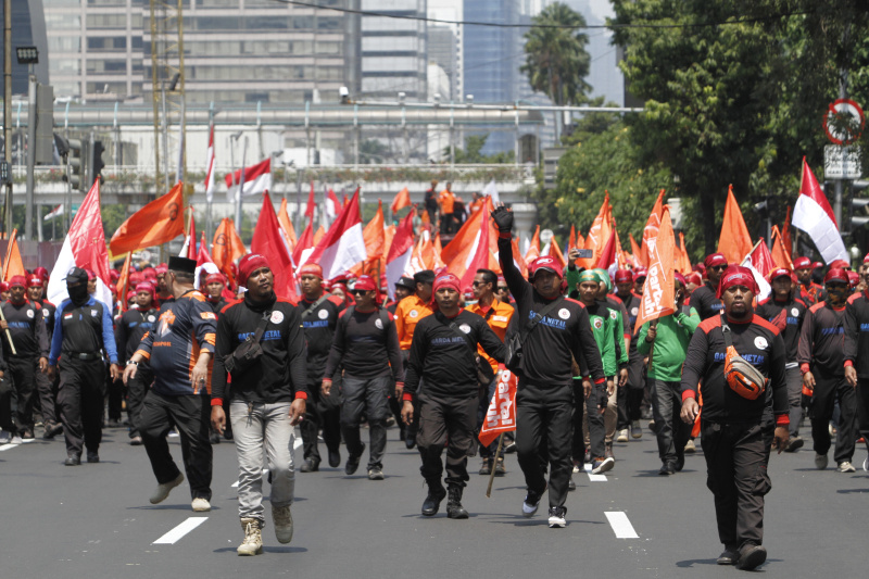 Ribuan buruh gelar aksi demo di patung kuda menuntut cabut kembali UU Cipta Kerja (Ashar/SinPo.id)