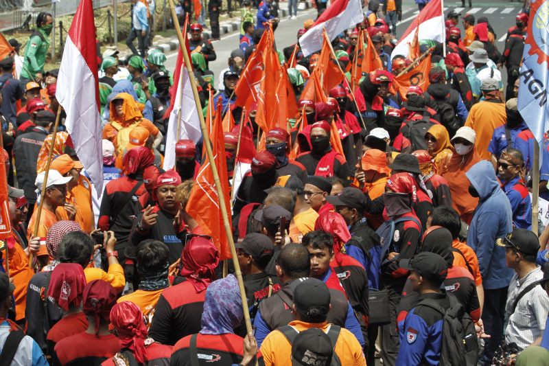 Ribuan buruh gelar aksi demo di patung kuda menuntut cabut kembali UU Cipta Kerja (Ashar/SinPo.id)