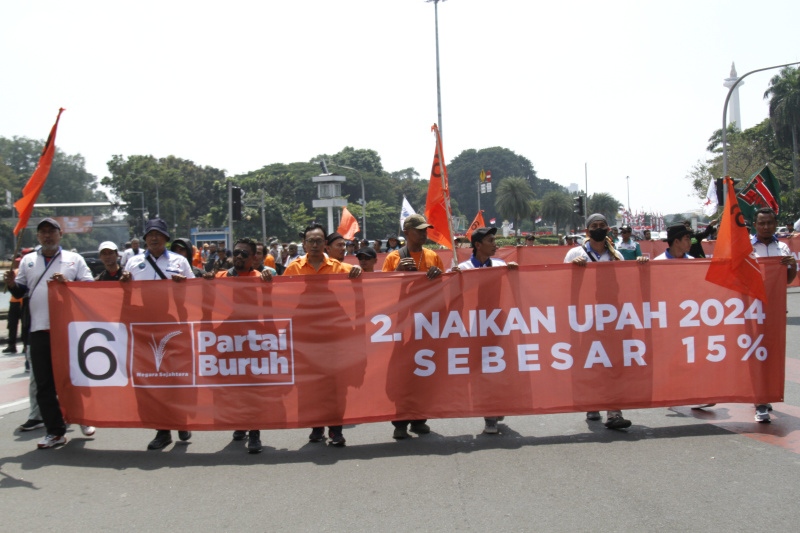 Ribuan buruh gelar aksi demo di patung kuda menuntut cabut kembali UU Cipta Kerja (Ashar/SinPo.id)