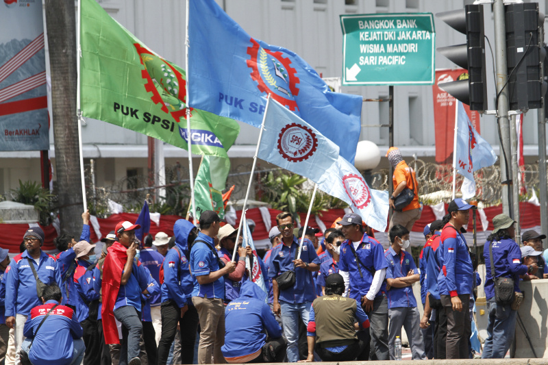 Ribuan buruh gelar aksi demo di patung kuda menuntut cabut kembali UU Cipta Kerja (Ashar/SinPo.id)