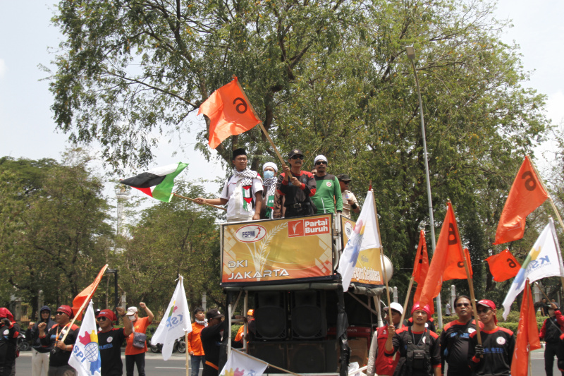 Demo buruh di depan Kedubes Amerika menuntut hentikan perang Palestina dan Israel (Ashar/SinPo.id)