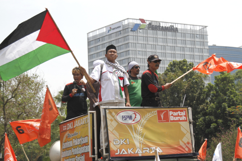 Demo buruh di depan Kedubes Amerika menuntut hentikan perang Palestina dan Israel (Ashar/SinPo.id)