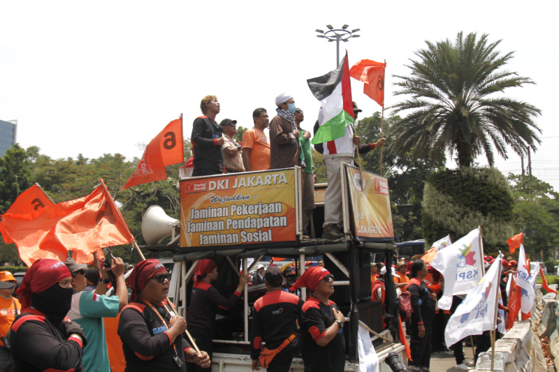 Demo buruh di depan Kedubes Amerika menuntut hentikan perang Palestina dan Israel (Ashar/SinPo.id)