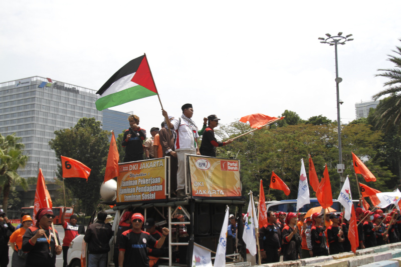 Demo buruh di depan Kedubes Amerika menuntut hentikan perang Palestina dan Israel (Ashar/SinPo.id)