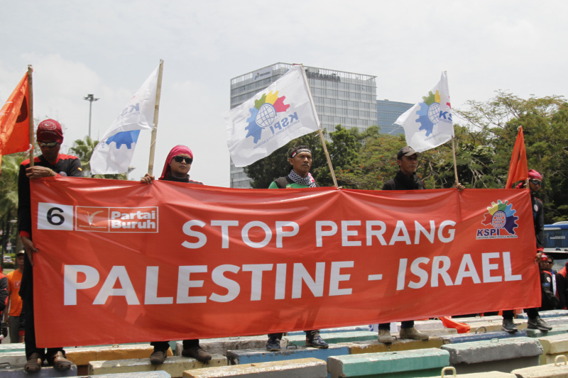 Demo buruh di depan Kedubes Amerika menuntut hentikan perang Palestina dan Israel (Ashar/SinPo.id)