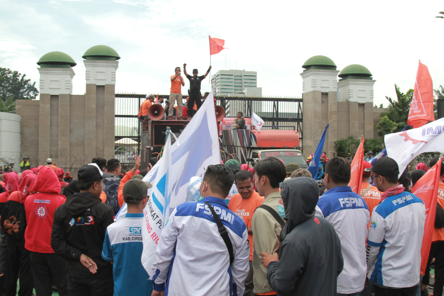 Ribuan buruh gelar aksi demo di depan DPR menolak Omnibus Law Cipta Kerja (Ashar/SinPo.id)