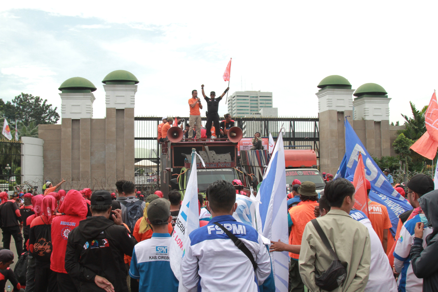 Ribuan buruh gelar aksi demo di depan DPR menolak Omnibus Law Cipta Kerja (Ashar/SinPo.id)