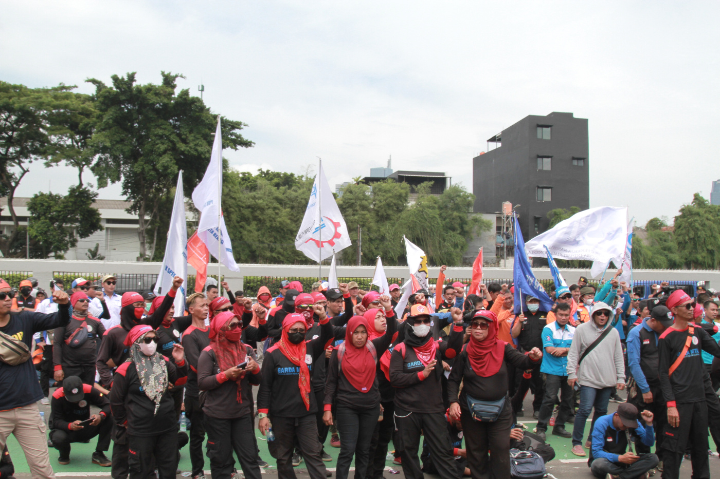 Ribuan buruh gelar aksi demo di depan DPR menolak Omnibus Law Cipta Kerja (Ashar/SinPo.id)