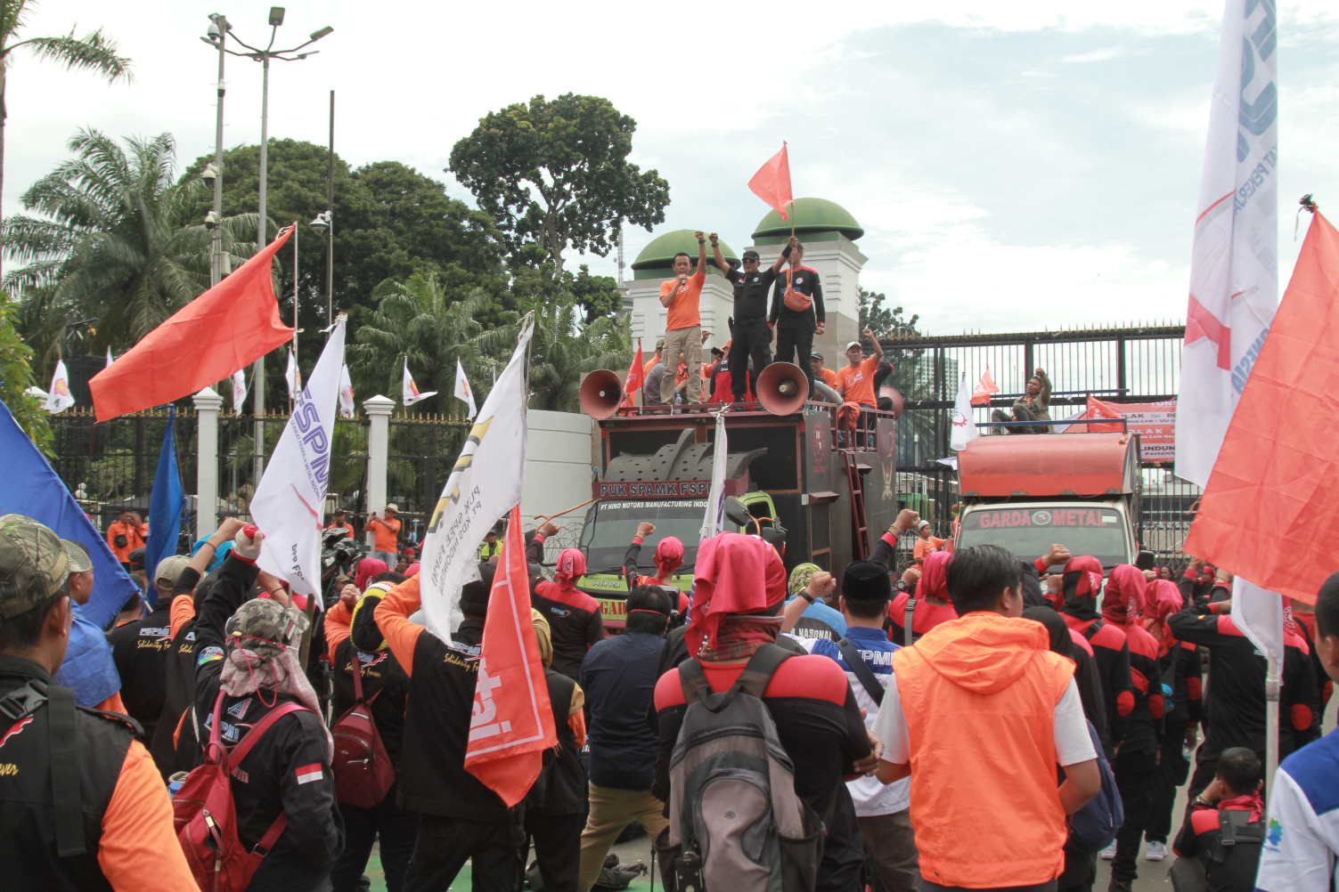 Ribuan buruh gelar aksi demo di depan DPR menolak Omnibus Law Cipta Kerja (Ashar/SinPo.id)