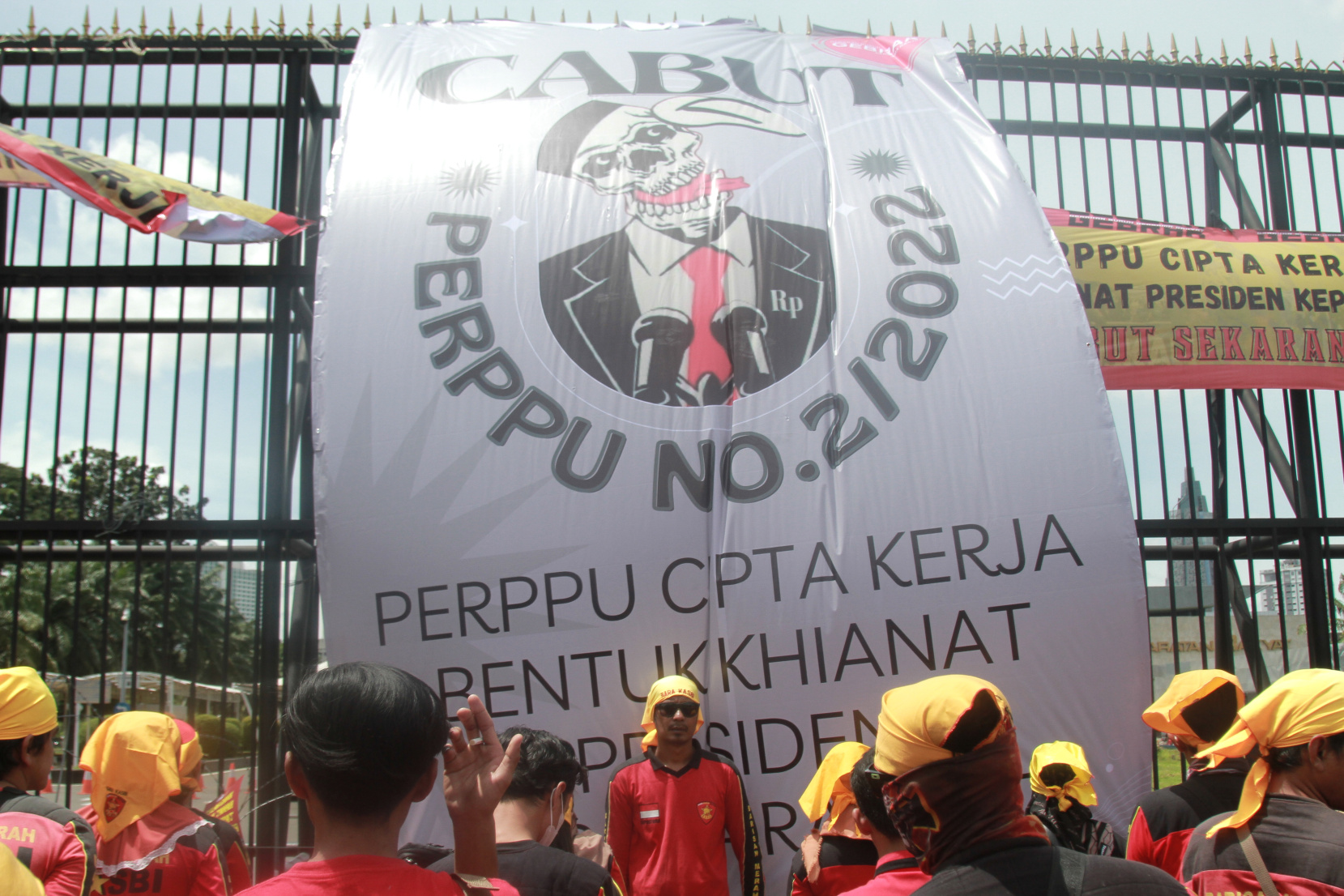 Ratusan Buruh gelar demo di depan DPR menuntut pemerintah agar segera mencabut Perppu Cipta Kerja (Ashar/SinPo.id)