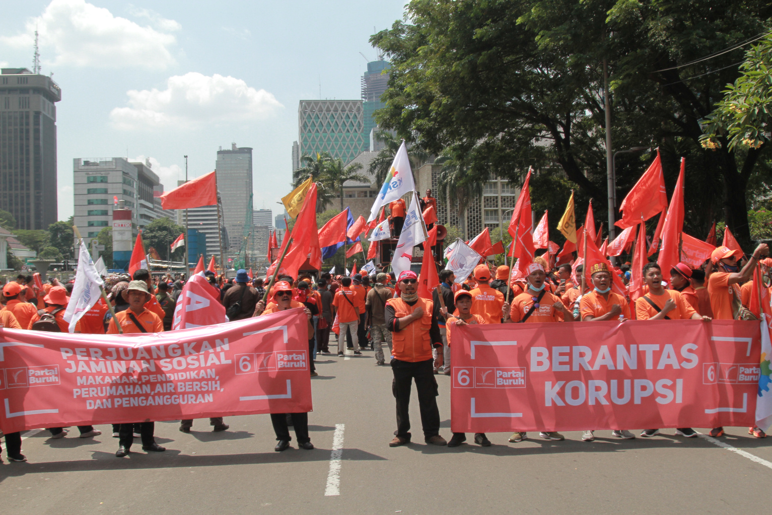 Partai buruh dan berbagai aliansi serikat buruh menggelar aksi demo menolak Perppu Cipta Kerja (Ashar/SinPo.id)