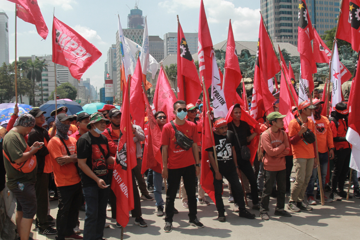 Partai buruh dan berbagai aliansi serikat buruh menggelar aksi demo menolak Perppu Cipta Kerja (Ashar/SinPo.id)