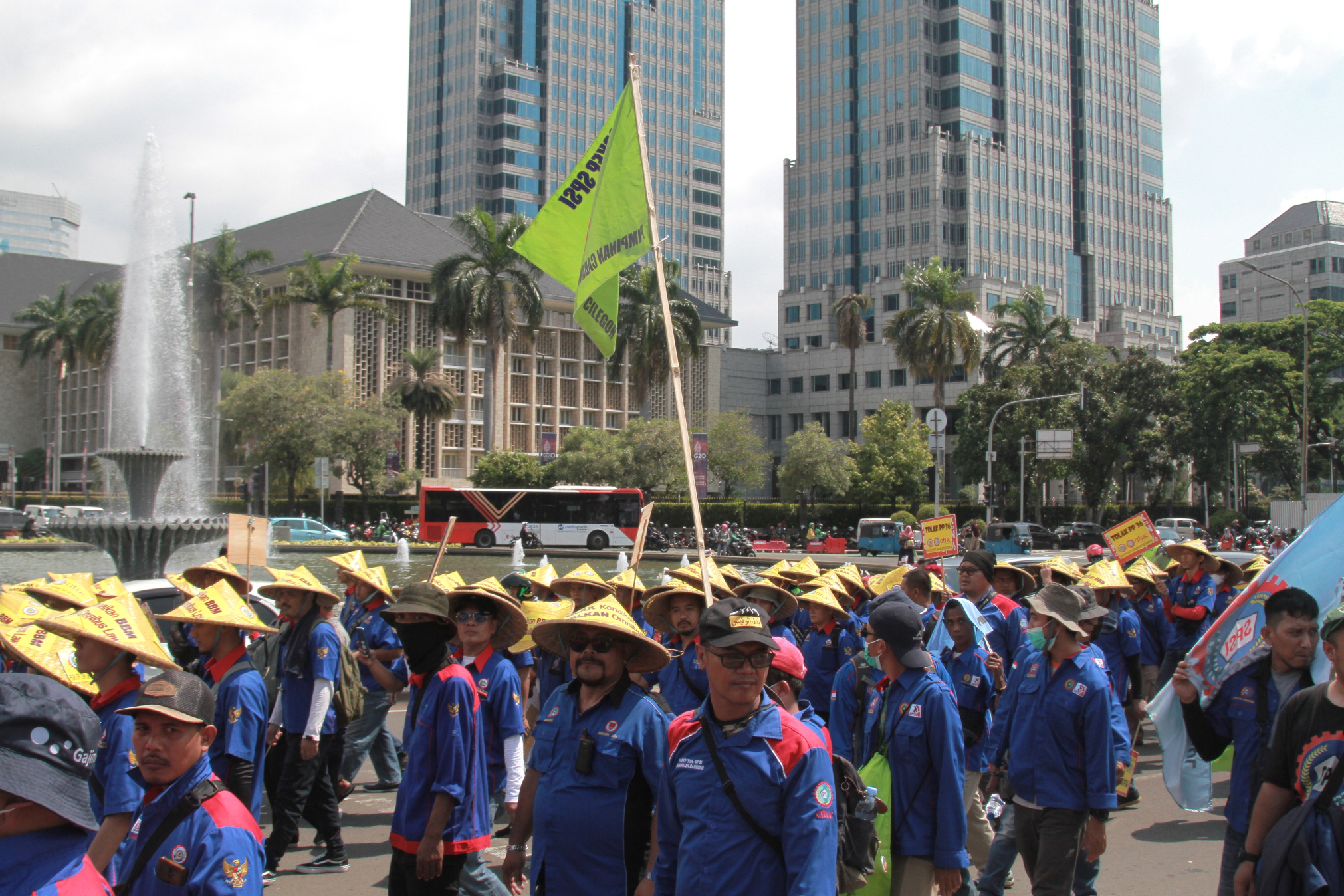 Buruh KSPSI gelar aksi demo tolak kenaikan BBM di patung kuda (Ashar/SinPo.id)