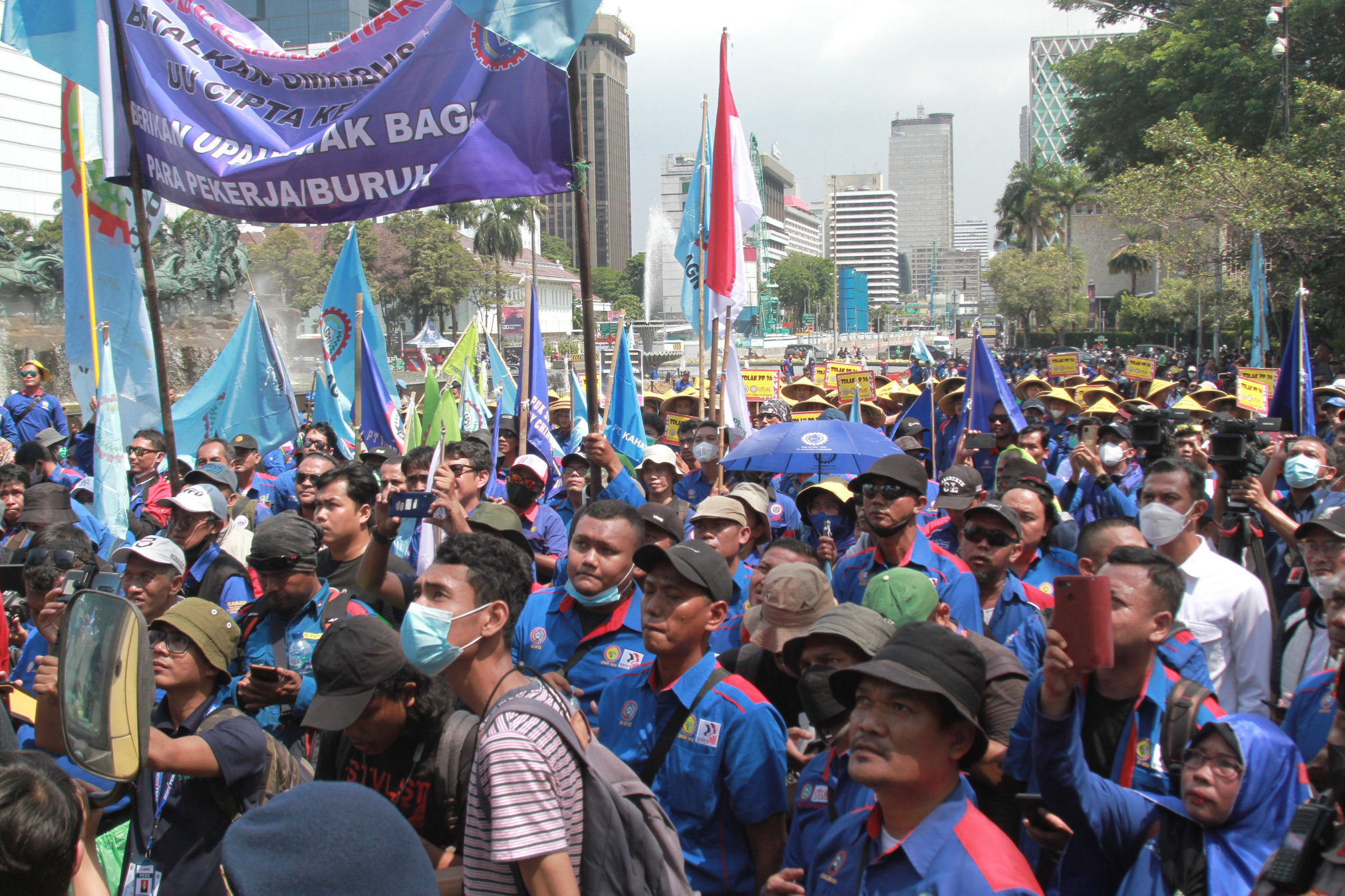 Buruh KSPSI gelar aksi demo tolak kenaikan BBM di patung kuda (Ashar/SinPo.id)