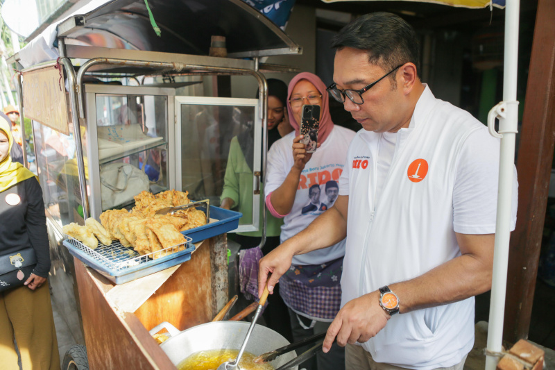 Cagub Jakarta nomor urut 01 Ridwan Kamil mengunjungi Kepualauan Seribu dengan menggunakan kapal tradisional warga dan mendergakan aspirasi warga (Ashar/SinPo.id)