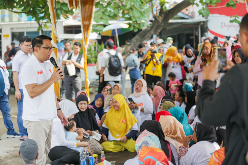 Cagub Jakarta nomor urut 01 Ridwan Kamil mengunjungi Kepualauan Seribu dengan menggunakan kapal tradisional warga dan mendergakan aspirasi warga (Ashar/SinPo.id)