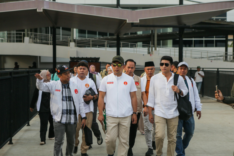 Cagub Jakarta nomor urut 01 Ridwan Kamil mengunjungi Kepualauan Seribu dengan menggunakan kapal tradisional warga dan mendergakan aspirasi warga (Ashar/SinPo.id)