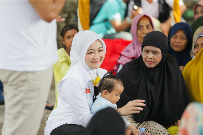 Cagub Jakarta nomor urut 01 Ridwan Kamil mengunjungi Kepualauan Seribu dengan menggunakan kapal tradisional warga dan mendergakan aspirasi warga (Ashar/SinPo.id)