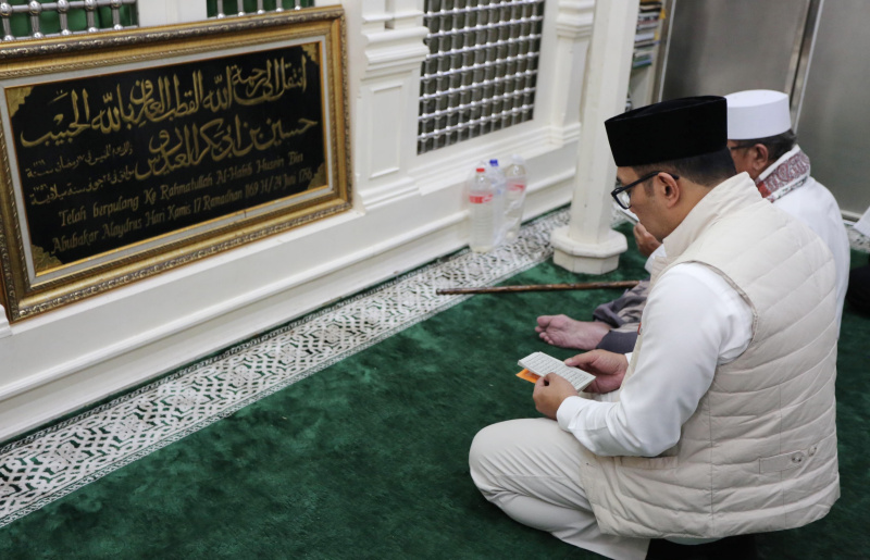 Cagub Jakarta nomor urut 01 Ridwan Kamil melakukan ziarah ke makam Habib Husein bin Abubakar Alaydrus Luar Batang (Ashar/SinPo.id)