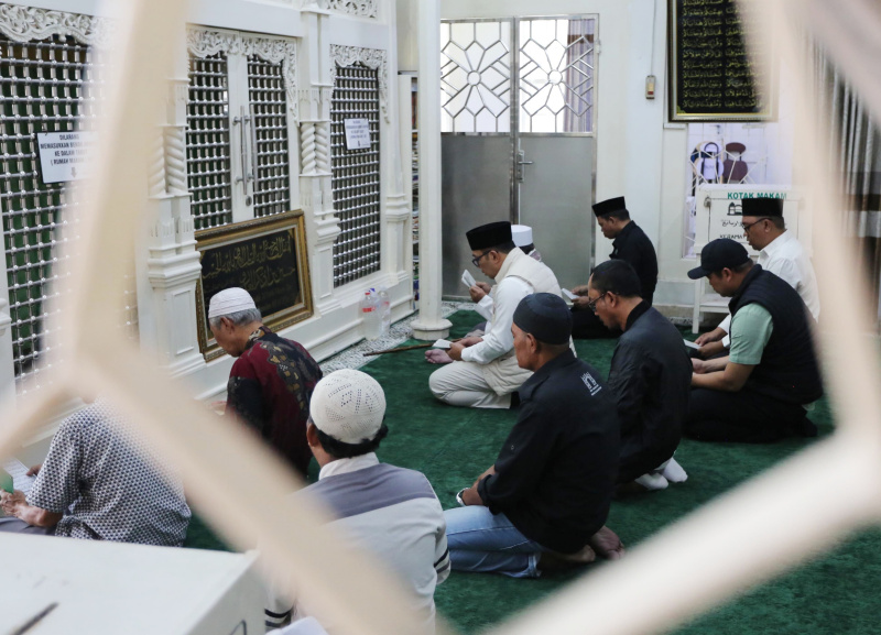 Cagub Jakarta nomor urut 01 Ridwan Kamil melakukan ziarah ke makam Habib Husein bin Abubakar Alaydrus Luar Batang (Ashar/SinPo.id)