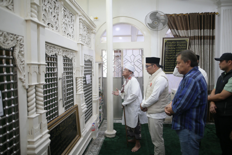 Cagub Jakarta nomor urut 01 Ridwan Kamil melakukan ziarah ke makam Habib Husein bin Abubakar Alaydrus Luar Batang (Ashar/SinPo.id)