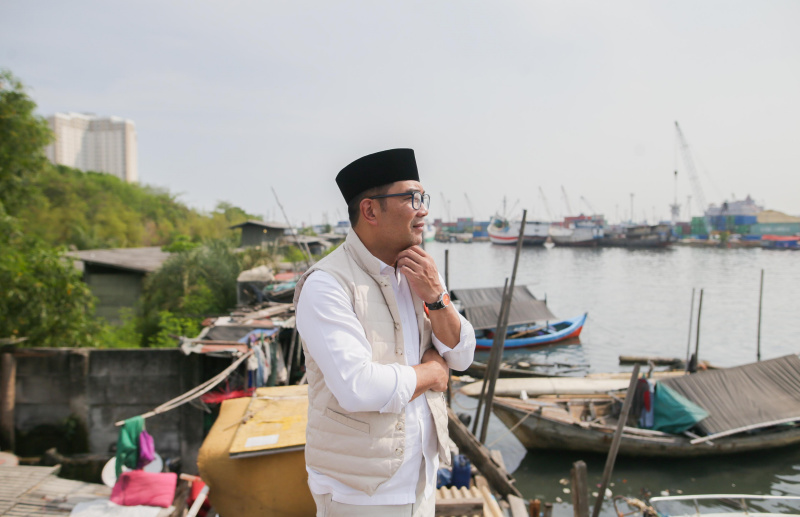 Cagub Jakarta nomor urut 01 Ridwan Kamil melakukan ziarah ke makam Habib Husein bin Abubakar Alaydrus Luar Batang (Ashar/SinPo.id)