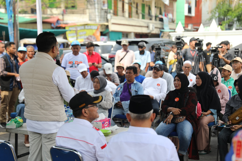 Cagub Jakarta nomor urut 01 Ridwan Kamil melakukan ziarah ke makam Habib Husein bin Abubakar Alaydrus Luar Batang (Ashar/SinPo.id)