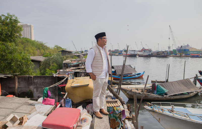 Cagub Jakarta nomor urut 01 Ridwan Kamil melakukan ziarah ke makam Habib Husein bin Abubakar Alaydrus Luar Batang (Ashar/SinPo.id)