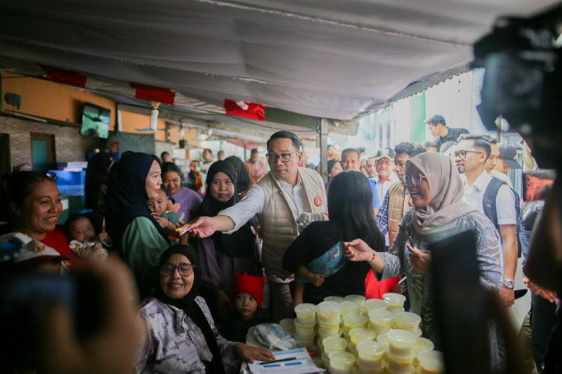 Cagub Jakarta nomor urut 01 Ridwan Kamil melakukan ziarah ke makam Habib Husein bin Abubakar Alaydrus Luar Batang (Ashar/SinPo.id)