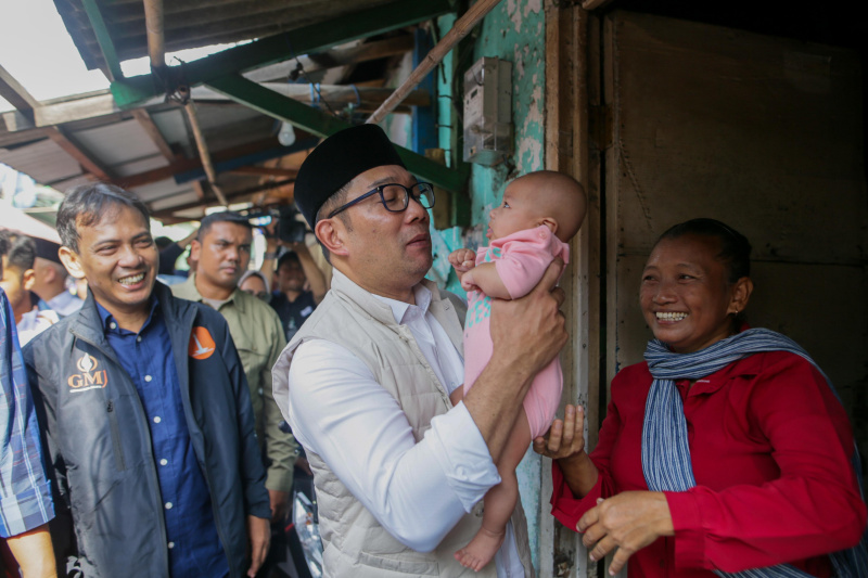 Cagub Jakarta nomor urut 01 Ridwan Kamil melakukan ziarah ke makam Habib Husein bin Abubakar Alaydrus Luar Batang (Ashar/SinPo.id)