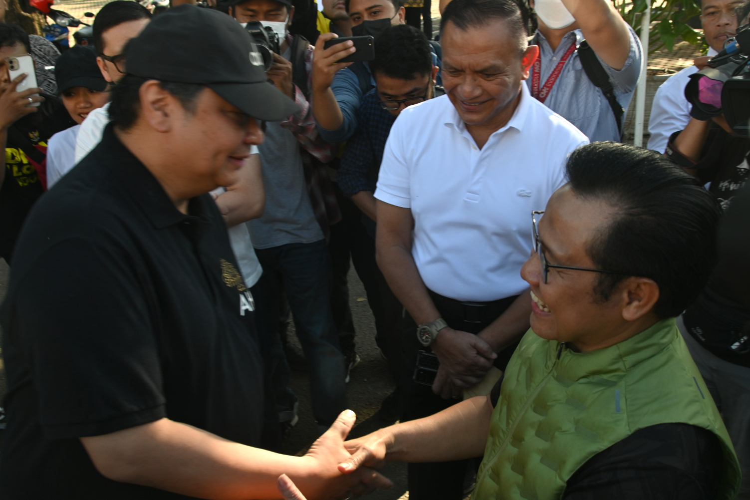 Cak Imin dan Airlangga bertemu sambil jalan santai di istora sambil membicarakan Pemilu 2024 (Ashar/SinPo.id)