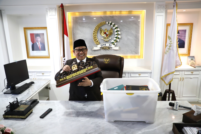 Tak lagi anggota DPR RI, Cak Imin kemasi barang-barang di ruang kerja (Ashar/SinPo.id)