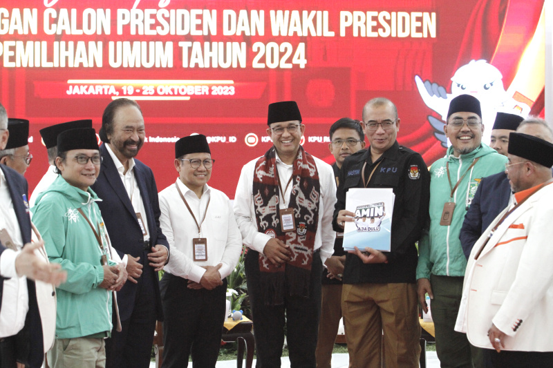 Capres Anies dan Cawapres Cak Imin resmi mendaftarkan ke KPU untuk Pilpres 2024 nanti (Ashar/SinPo.id)